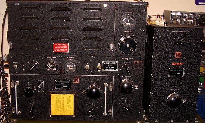 Передатчик ВС-375 и блок настройки антенны ВС-306А из комплекта радиостанции SCR-287