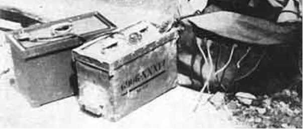 Ф-10. Слева - аккумуляторная батарея питания По центру - радиоприемник. Справа - резиновый мешок, с выходящими из него проводами