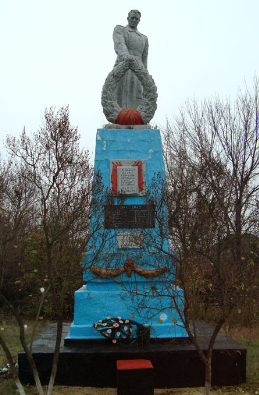 с. Андреевка Боровского р-на. Памятник установлен на братской могиле, в которой похоронено 267 советских воинов и партизан