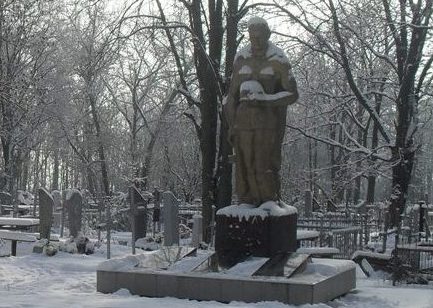 г. Богодухов. Памятник по улице Пушкина на городском кладбище, установлен на братской могиле, в которой похоронено  641 воин и 28 партизан.