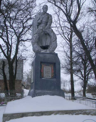 г. Богодухов. Памятник на кладбище по улице Северной, установлен на братской могиле, в которой похоронено 147 воинов