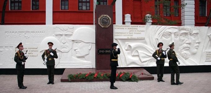 г. Благовещенск. Памятник труженикам тыла на площади Победы был открыт в 2015 г. Скульптор - А. Бурганов