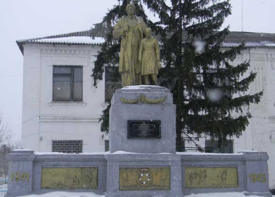 г. Богодухов. Памятник по улице Шевченко, установлен на братской могиле советских воинов.