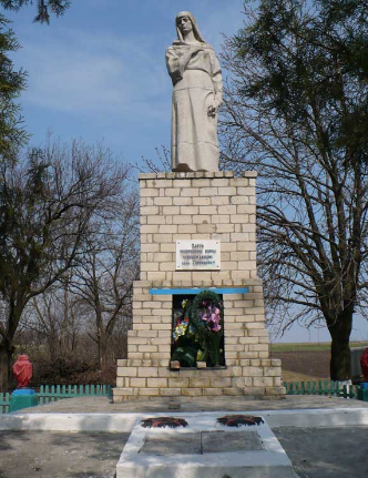 с. Гавриловка Барвенковского р-на. Памятник на братской могиле, в которой похоронено 69 воинов.