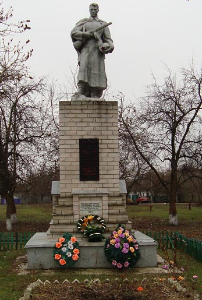 с. Чернещина Боровского р-на. Памятник установлен на братской могиле, в которой похоронен 21 воин, погибший при освобождении села
