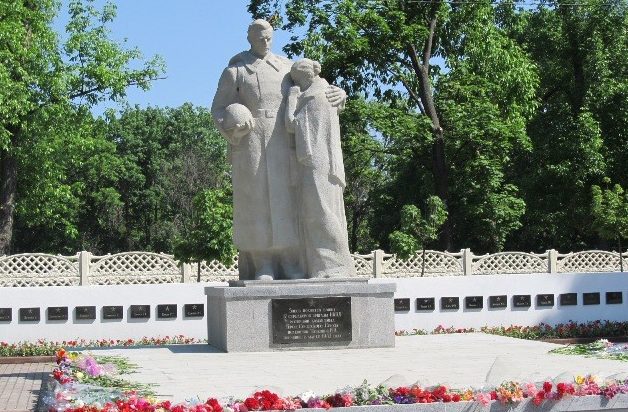 Памятник воинам 17 стрелковой бригады НКВД на пересечении улицы Рыбалко и бульвара Богдана Хмельницкого, установлен в 2012 году на братской могиле, в которой похоронены 82 воина этой бригады.