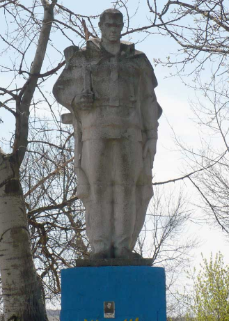 п. Дмитровка Барвенковского р-на. Памятник установлен на братской могиле, в которой похоронено 124 воина.