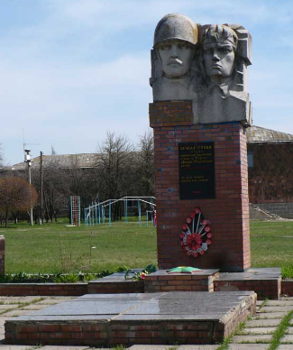 п. Ивановка Барвенковского р-на. Памятник установлен на братской могиле, в которой похоронено 35 воинов