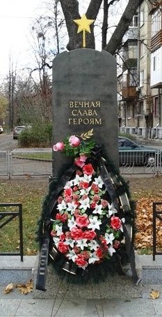 В сквере имени Петра Кандаурова, расположенному в переулке Мира, 3 находится братская могила, в которой захоронен и майор П. Кандауров, удостоенный посмертно звания Героя Советского Союза. В 2010 году братская могила была упорядочена, а скверу присвоено имя героя.