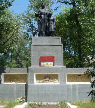 с. Ильичовка Барвенковского р-на. Памятник установлен на братской могиле, в которой похоронено 85 воинов