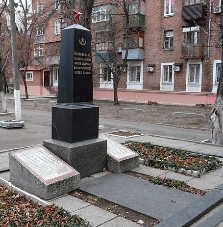 Обелиск, по улице 2-ой Пятилетки, 38 установлен на братской могиле, в которой захоронено 74 воина, погибших в боях за освобождение Харькова.