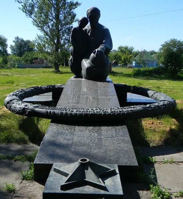 с. Заброды Богодуховского р-на. Памятник установлен в центре села в память о погибших земляках