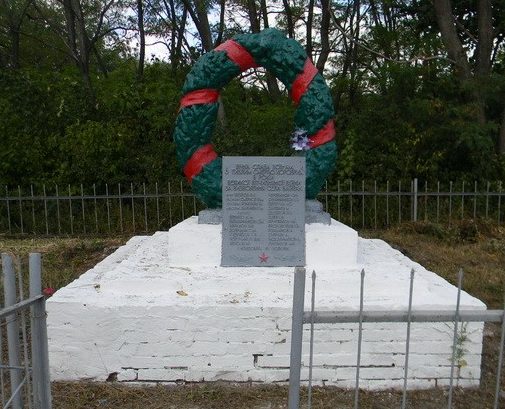с. Байрак Богодуховского р-на. Памятник на сельском кладбище, установлен на братской могиле 84 воинов, в.т.ч. 61 неизвестного, погибших в годы войны