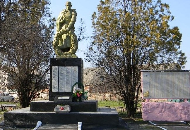 Обелиск по улице Парижской Коммуны, установлен на братской могиле советских воинов, погибших в боях за Харьков, в которой захоронено 296 воинов, в т.ч. 150 неизвестных. 