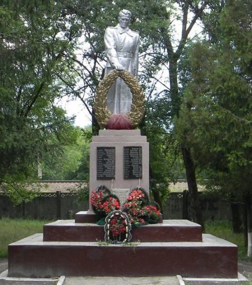 Памятник по улице Сергея Тархова, установлен на братской могиле советских воинов, погибших в боях за Харьков в которой похоронен 31 воин.