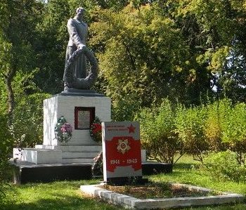 с. Веселое Балаклейского р-на. Памятник в парке села установлен на братской могиле, в которой похоронено 200 воинов, в т.ч. 189 неизвестных, погибших в боях за село.