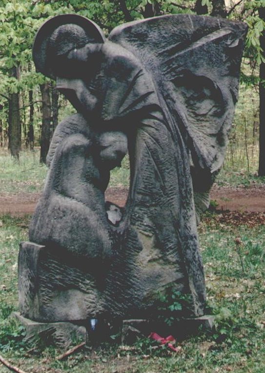 «Ангел». Памятник 1990 году в парке Горького, установленный в память о погибших немецких военнослужащих. 