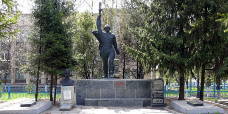 п. Близнюки Близнюковского р-на. Памятник по улице Советской, установлен на братской могиле, в которой похоронено 278 советских воинов