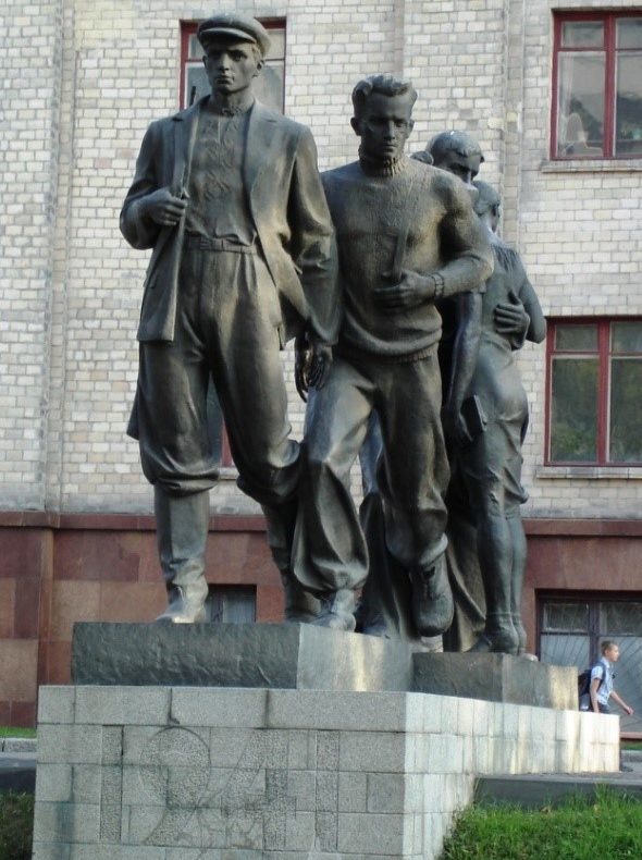 Скульптурная группа памятника