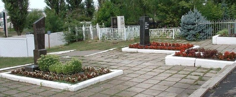 Отдельно расположенные братские могилы