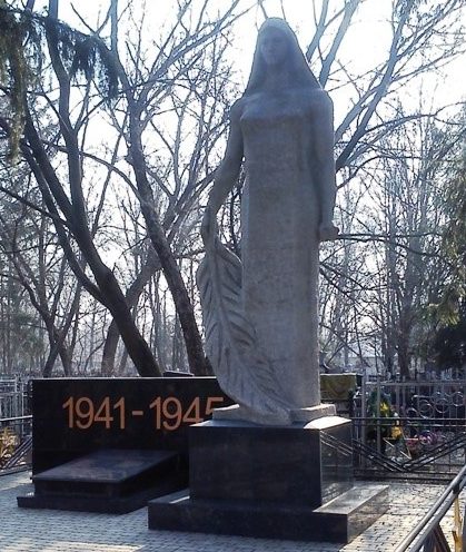 Памятник на территории 4-го городского кладбища по улице 17-го Партсъезда установлен на братской могиле воинов-защитников города. Само кладбище началось с воинских захоронений в 1942-1943 годах.