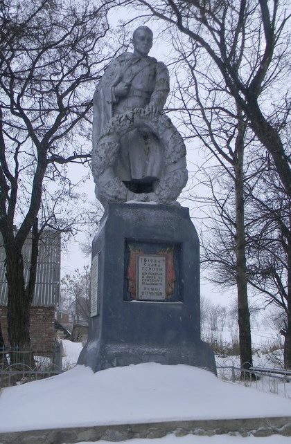 с. Семенов Яр Богодуховского р-на. Памятник установлен на братской могиле, в которой похоронено 143 воина, в т.ч. 120 неизвестных, погибших в боях за село