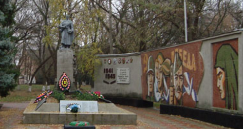 п. Боровая. Памятник в центре поселка, установлен на братской могиле, в которой захоронено 679 воинов советской армии и партизан, воевавших и погибших на территории района.