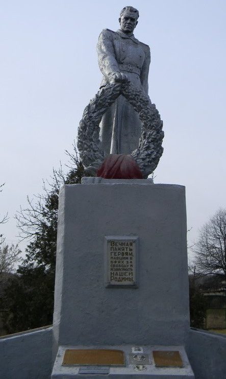 с. Залиман  Балаклейского р-на. Памятник, установлен во дворе школы на братской могиле 898 воинов, погибшим во время войны.