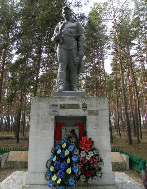 Памятник в лесу, на окраине села, установлен на двух братских могилах, в которых захоронено 629 воинов.