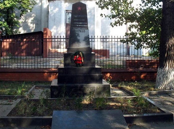Обелиск в память о погибших воинах, установленный на территории Харьковского института инженеров транспорта на площади Фейербаха, 7