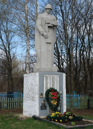 п. Крючки Балаклейского р-на. Памятник на братской могиле, в которой похоронено 607 воинов.