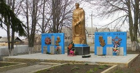 с. Меловая Балаклейского р-на. Памятник в центе села установлен на братской могиле, в которой захоронено 728 воинов.