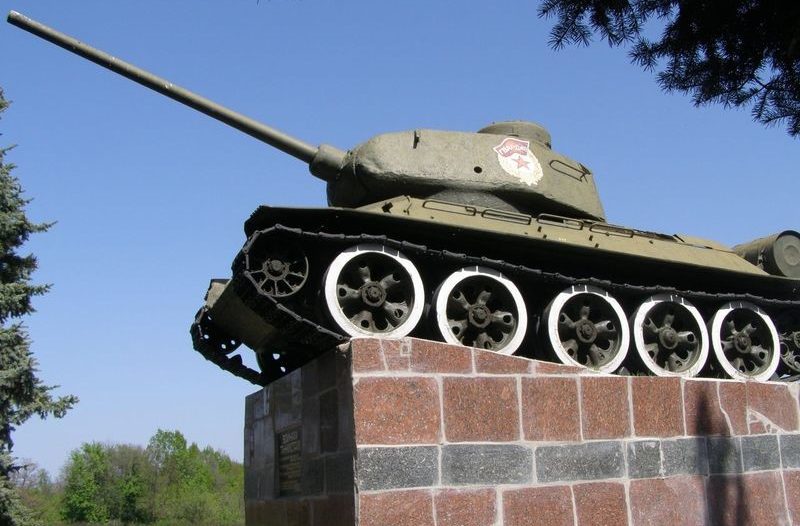 г. Барвенково. Памятник -Танк Т-34.