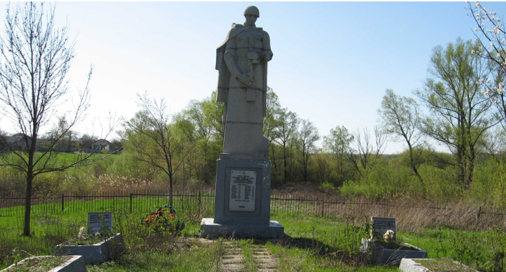 с. Новониколаевка Балаклейского р-на. Памятник на околице села, установлен на братской могиле, в которой похоронено 96 воинов.