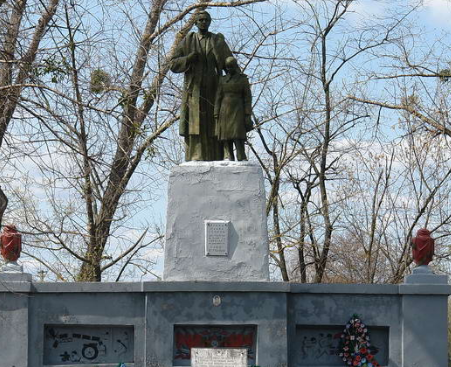 с. Норцовка Балаклейского р-на. Памятник в центре села, установлен на братской могиле, в которой похоронено 120 воинов.