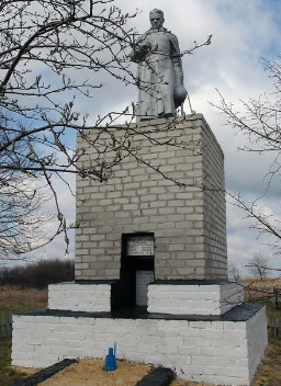 с. Нуровое  Балаклейского р-на. Памятник на околице села установлен на братской могиле, в которой похоронено  33 воина.