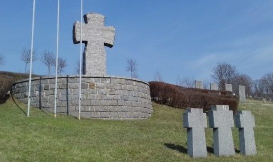 Памятный знак на кладбище