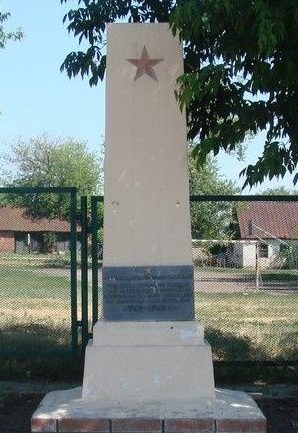 с. Петровское Балаклейского р-на. Памятник, возле сельской школы, установлен на братской могиле, в которой похоронено 80 воинов, погибших в боях за село.