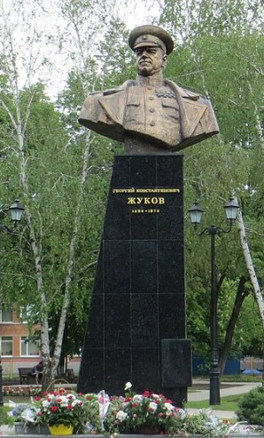 Бюст Георгию Жукову по проспекту Петра Григоренко, 17 был установлен в 1994 году на проспекте, тогда еще его имени