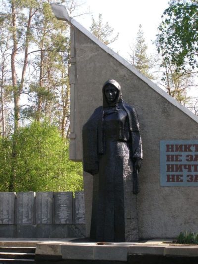 Скульптурный памятник на мемориале
