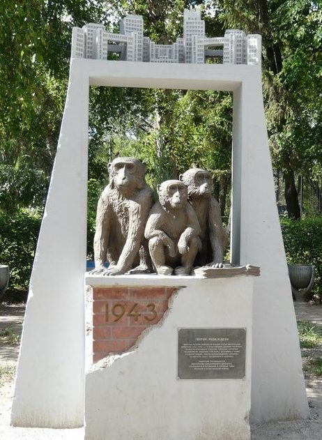 Памятник трем обезьянам по улице Сумской 35 (территория зоопарка) установлен в 2008 году в память о трех макаках-резурах Дези, Розе и Гекторе, переживших немецкую оккупацию. Успев убежать из зоопарка до того как он попал под обстрел, макаки нашли свое спасение в здании Госпрома. Когда было особо холодно, они прятались на чердаках домов, а с потеплениями возвращались вновь в свое убежище – один из кабинетов Госпрома, где в шкафу устроили себе логово. Несмотря на бедственное положение в оккупированном Харькове и голодное военное время харьковчане как могли, подкармливали их. Несколько раз полицаи делали облавы на макак, и даже ранили одну из них. Однако обезьяны дожили до освобождения города и вернулись в зоопарк. Скульптор - Сергей Бажан.
