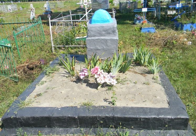 с. Украинка Балаклейского р-на. Памятник на кладбище, установленный на братской могиле шести мирных жителей, расстрелянных фашистами 7 февраля 1943 года.