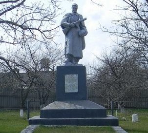  с. Червоный Яр  Балаклейского р-на. Памятник  установлен на  братской могиле, в которой похоронено 269 воинов, в т.ч.  254 неизвестных.