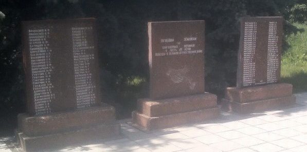 с. Шебелинка  Балаклейского р-на. Памятник в центре села, установлен на братской могиле, в которой похоронено  388 воинов, в т.ч. 279 неизвестных, погибших в боях за село.