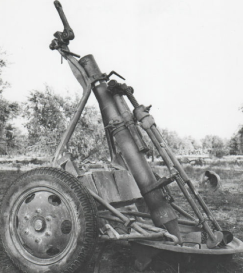 Миномет 12-cm Granatwerfer 42 в походном положении