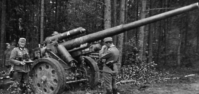 Полевая пушка 10-cm Kanone 18 в боевом положении
