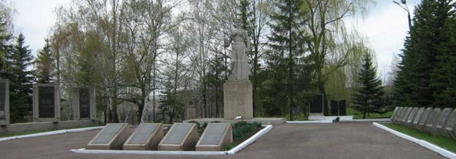 п. Великий Бурлук. Мемориальный комплекс сооружен на братской могиле, в которой захоронено 709 советских воинов, в т.ч. 457 неизвестных.