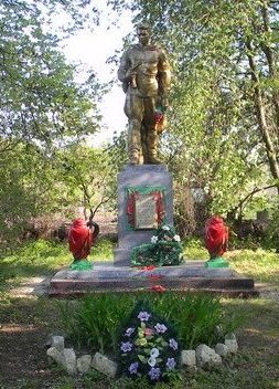с. Байрак Волчанского р-на. Памятник, установлен на братской могиле, в которой похоронено 429 неизвестных воинов