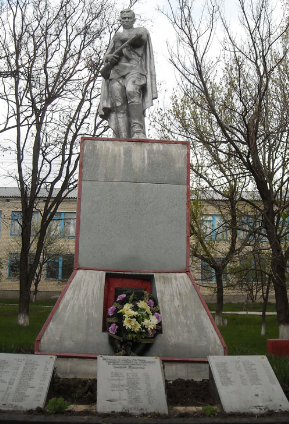 с. Бугаевка Изюмского р-на. Памятник на братской могиле, в которой похоронено 101 воин