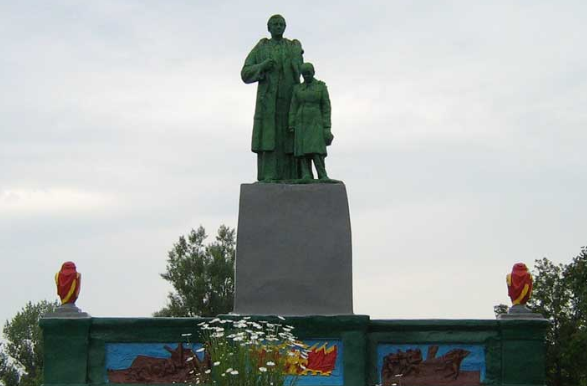 г. Волчанск. Памятник по улице Чкалова возле школы, установлен на братской могиле советских воинов